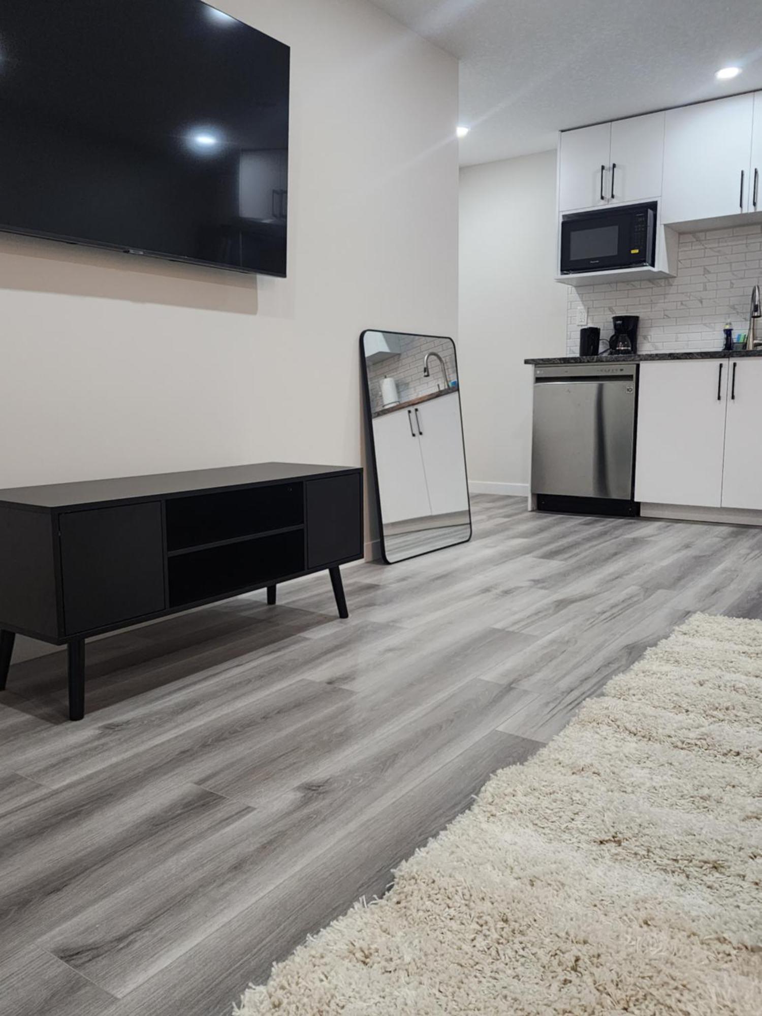 Trendy 2-Bed Oasis Awaits! Apartment Calgary Luaran gambar
